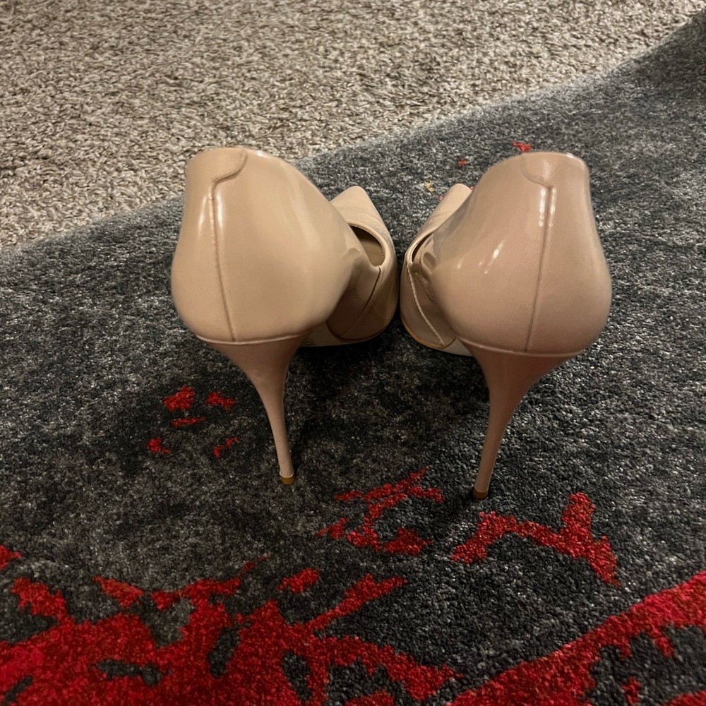 SAKS FIFTH AVENUE
Pointy Toe Stiletto Pumps